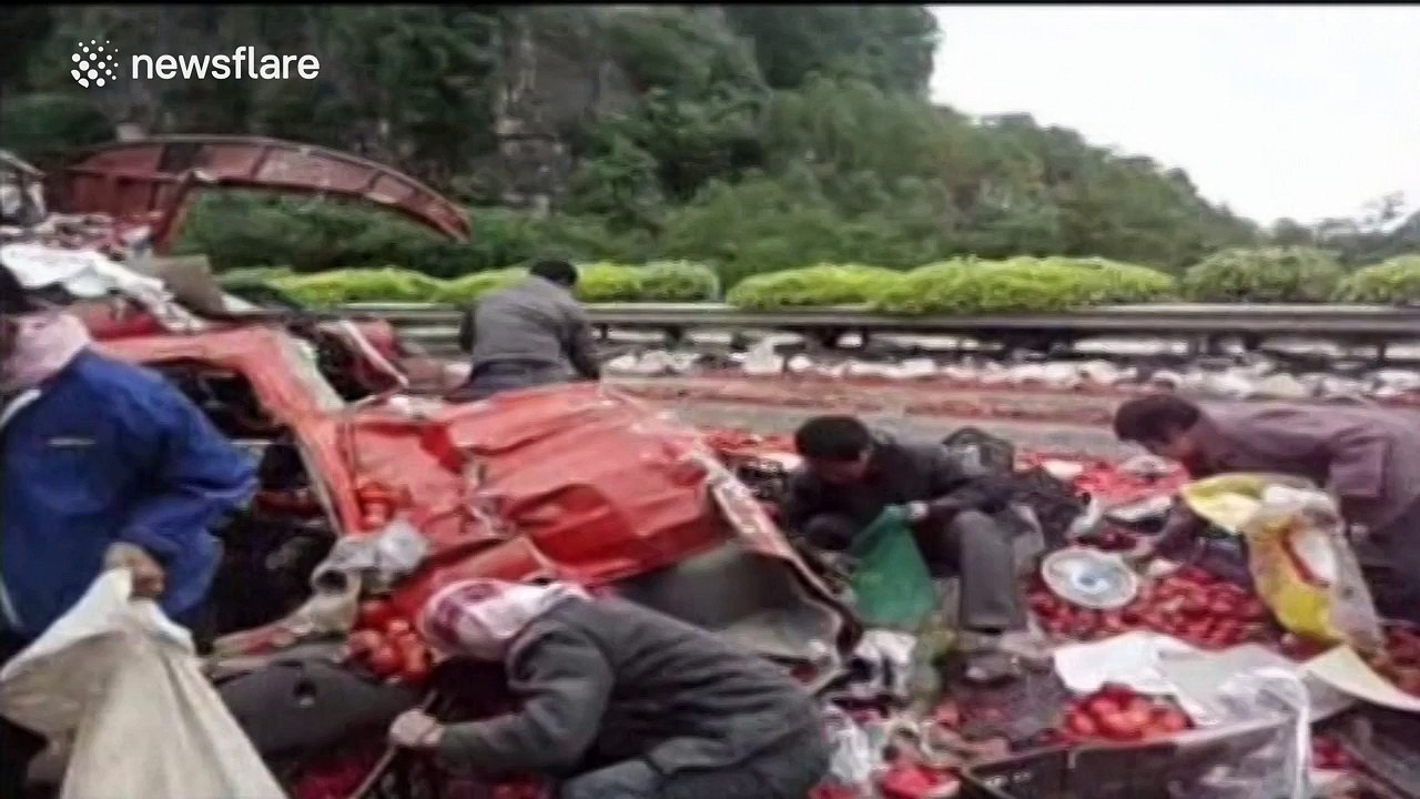 Villagers steal tomatoes from overturned lorry following crash
