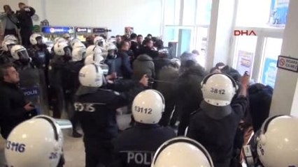 Eskişehir Anadolu Üniversitesi'nde Afiş Arbedesi