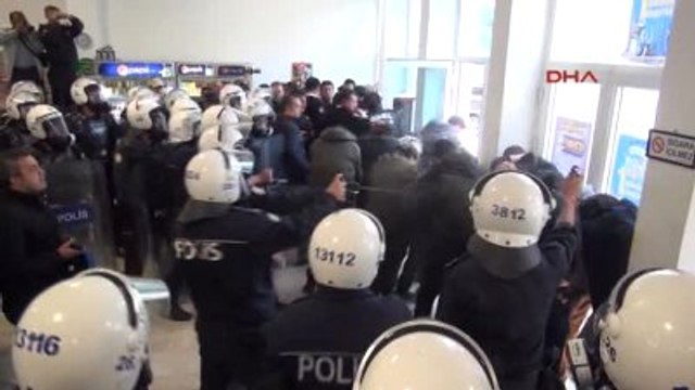Eskişehir Anadolu Üniversitesi'nde Afiş Arbedesi