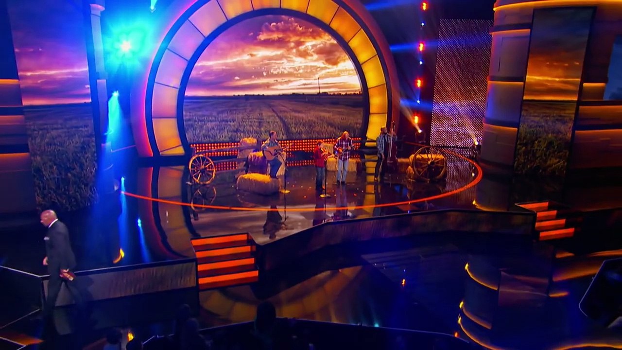 Ce garçon chante une chanson à la perfection, mais regardez bien ce qu'il tient dans les mains!