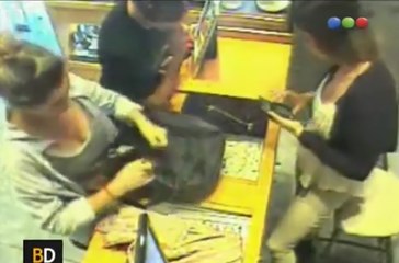 La technique surréaliste d'une fille qui vole des colliers dans une bijouterie