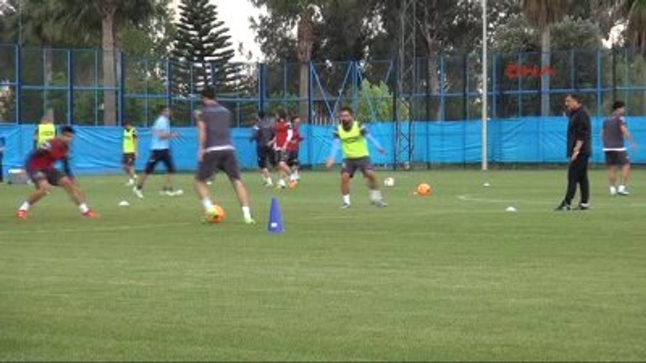 Adana Demirspor'un Yeni Teknik Direktörü Yılmaz Vural, İlk Antrenmanını Yaptırdı