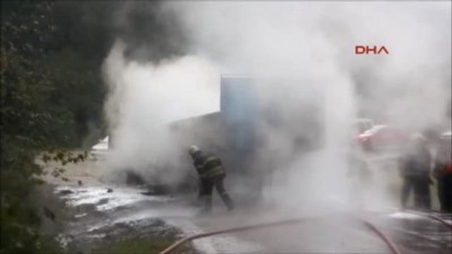 Kocaeli Seyir Halindeki Tır'ın Dorsesi Alev Alev Yandı