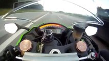 Una moto tenta di sorpassare un auto a 300kmh senza riuscirci!!