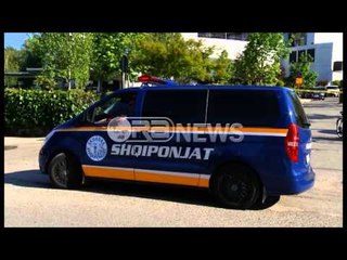 Maskat grabisin kambistin pranë Stadiumit "Qemal Stafa"- Ora News- Lajmi i fundit-