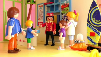 Playmobil Story – Où est notre chambre dhôtel ? Louisa et Mike se trouvent devant la mauv