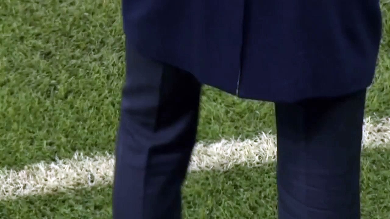 Zidane's trousers ripped again