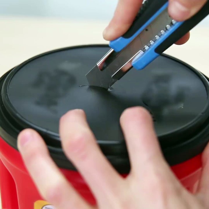 Elle coupe un rouleaux de papier essuie-tout en 2! Elle économise beaucoup de sous avec son astuce!