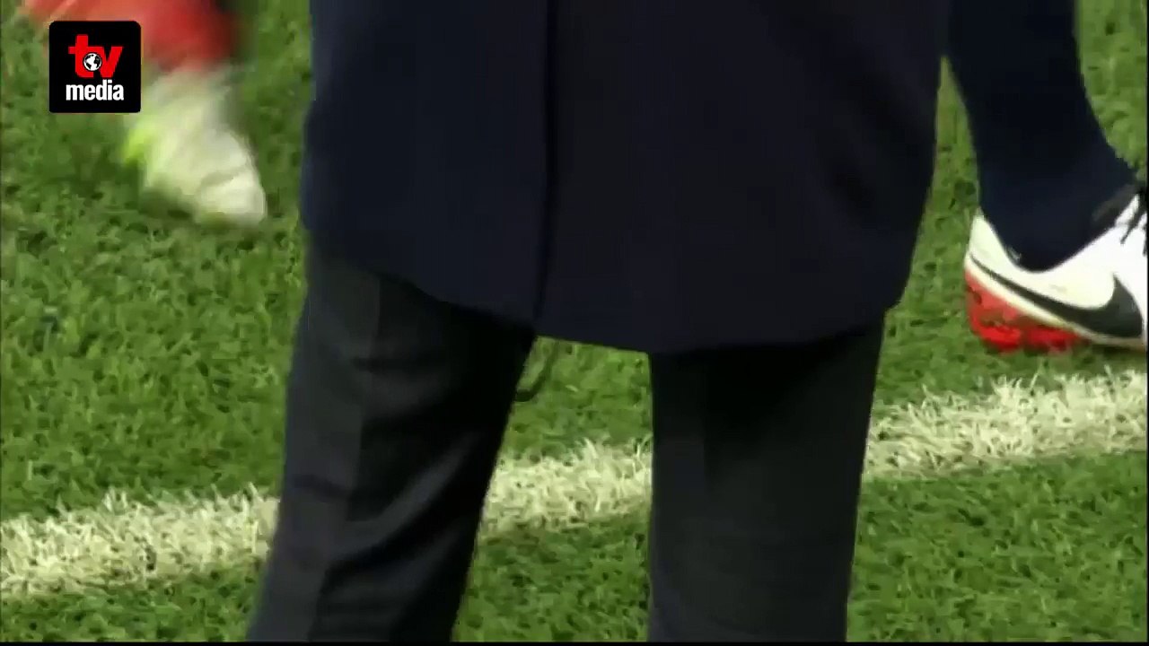 Zidane rasga a calça durante jogo do Real Madrid pela Liga dos Campeões