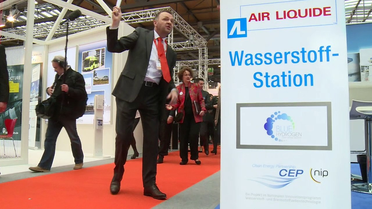 Le ministre français de l'Economie Macron à la foire de Hanovre