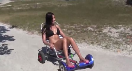 Une chaise roulante pour la plage avec un hoverboard