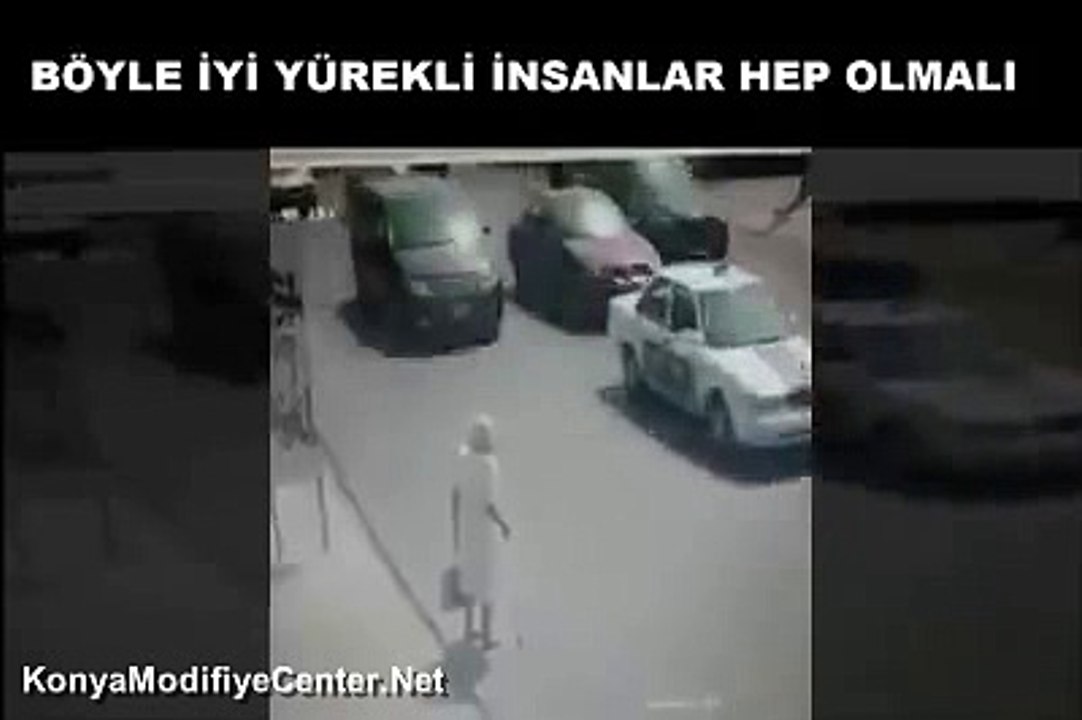 Yaşlı Teyze İçin Trafiği Durdurdu..