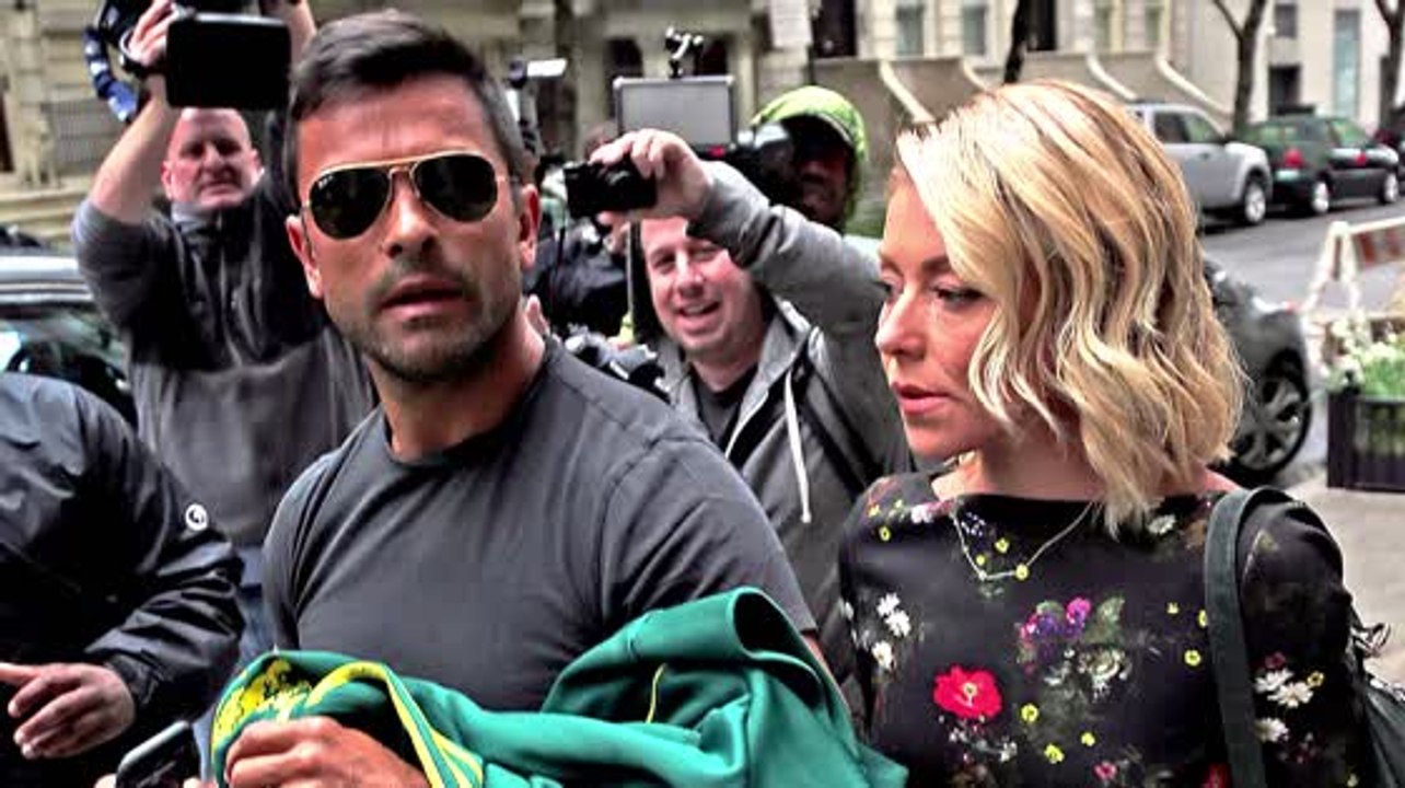 Mark Consuelos droht den Fotografen