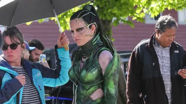 Elizabeth Banks als Rita Repulsa am Set von Power Rangers