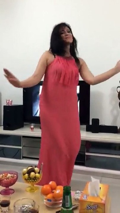 ARAB LADY ON HOME DANCE