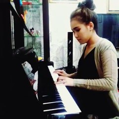 Quuen Ayu Ting Ting Serius Banget Belajar Piano