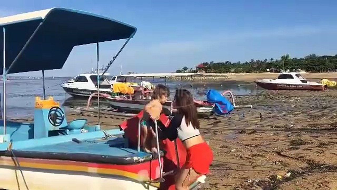 Senangnya El Barack Alexander Maen Perahu di Pantai Sama Mama Jessica Iskandar