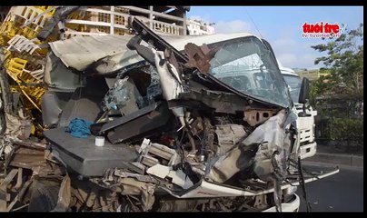 Húc đuôi xe cẩu, xe tải bẹp dúm cabin