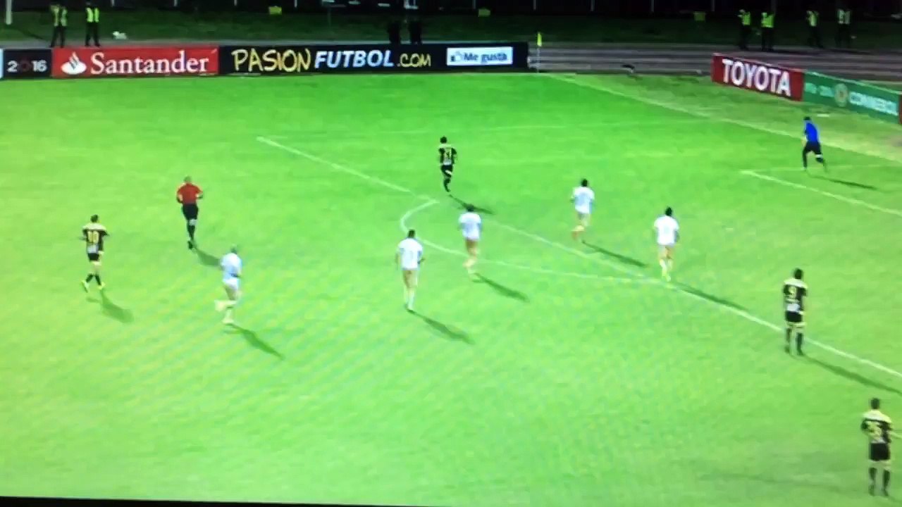 El arquero de Pumas protagonizó una acción poco habitual en la que salió jugando con un caño muy lejos de su portería