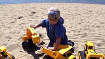 Машинки на песке и малыш Даник - Играем рабочими грузовыми машинками