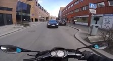 Un homme en scooter s'énerve contre une automobiliste
