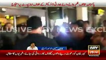 Indian director Kabir Khan faces protest at Karachi Airport /siasattv.pk