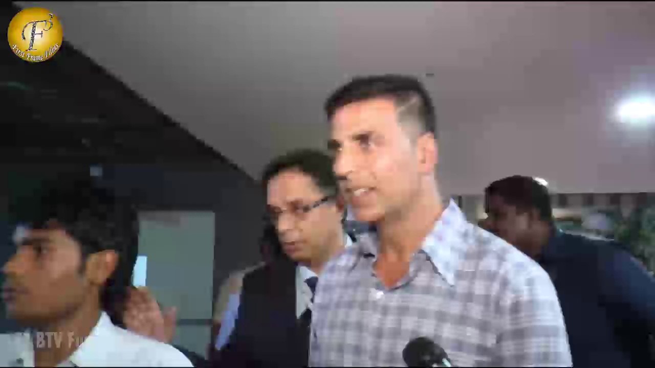 AKSHAY KUMAR SPOTTED AT AIRPORT