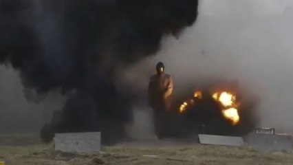Ce militaire russe test une tenue en traversant un champ d'explosifs
