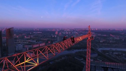 Des tarés se suspendent à une grue, à 300 mètres de haut