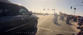Enorme chute d'un motard qui essaie de prendre la fuite et abandonne sa moto