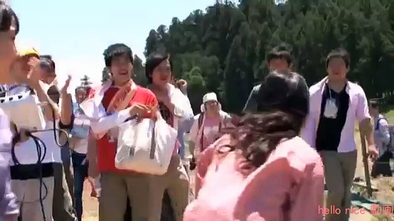 セクシーにピザを言い合うカントリーガールズ