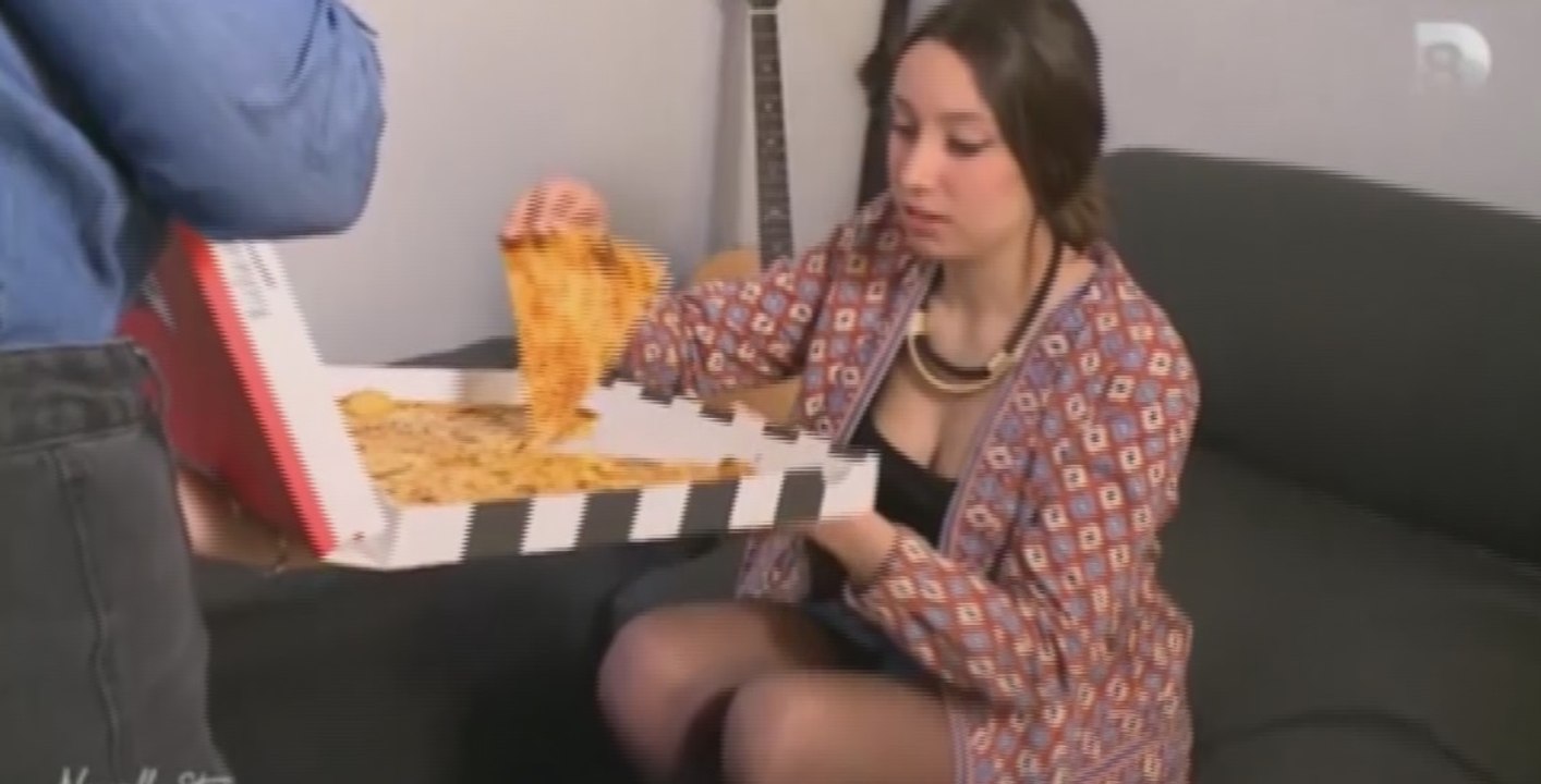 Nouvelle Star : La pizza amenée par Gilles Verdez à JoeyStarr mangée par deux candidates (vidéo)