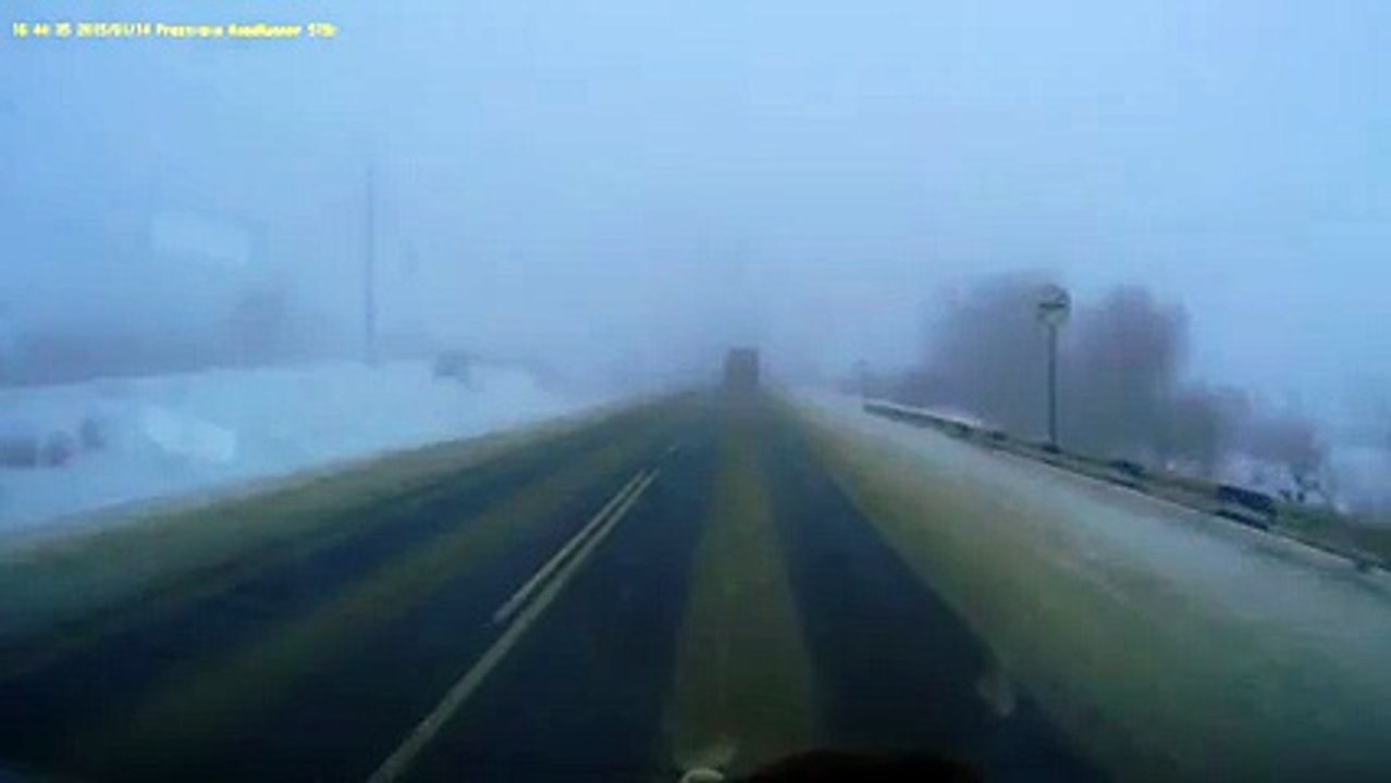Il tente de doubler en pleine brouillard