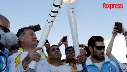 Amputé d'une jambe, un réfugié syrien porte la flamme olympique