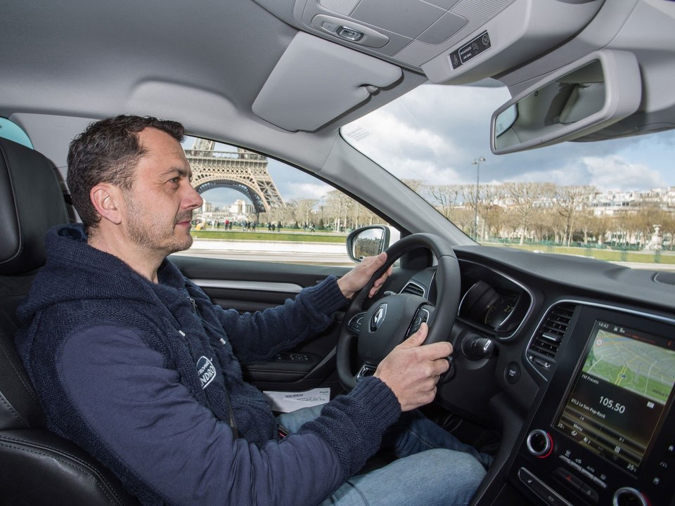 Franck Lagorce au volant de la Renault Mégane (...