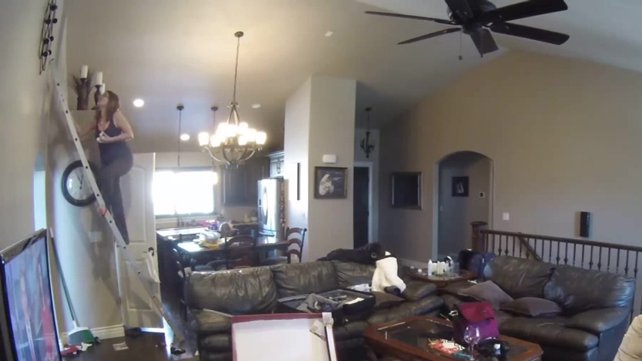 Une femme fait un énorme faceplant en tombant du haut d'une echelle