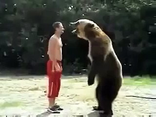 Медведь борется с человеком!