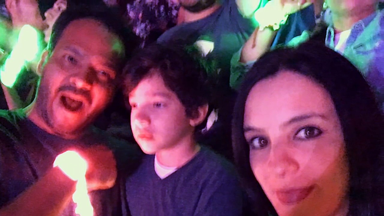 Un père filme la réaction émouvante de son fils autiste assistant à un concert de Coldplay, son groupe préféré ! Regarde