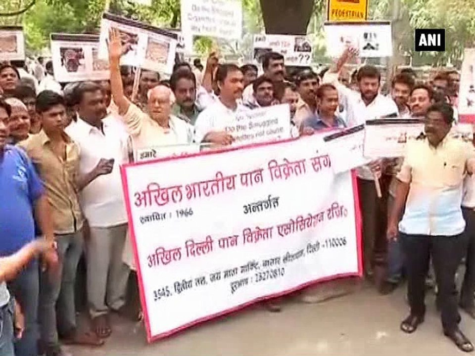 Delhi: Protest against 85% warning on cigarette packets