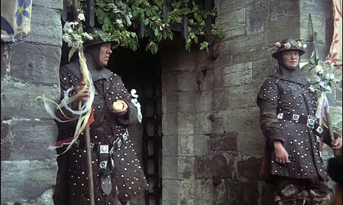 Piéton gambadant sur une piste cyclable et voyant arriver un cycliste