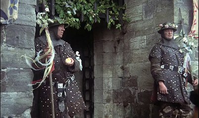 Piéton gambadant sur une piste cyclable et voyant arriver un cycliste