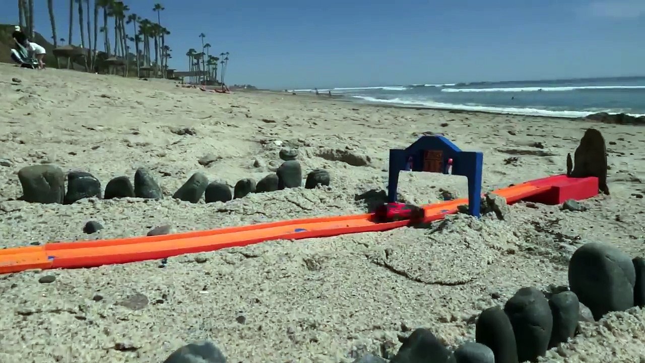 Un impressionnant circuit Hot Wheels instalé sur la plage