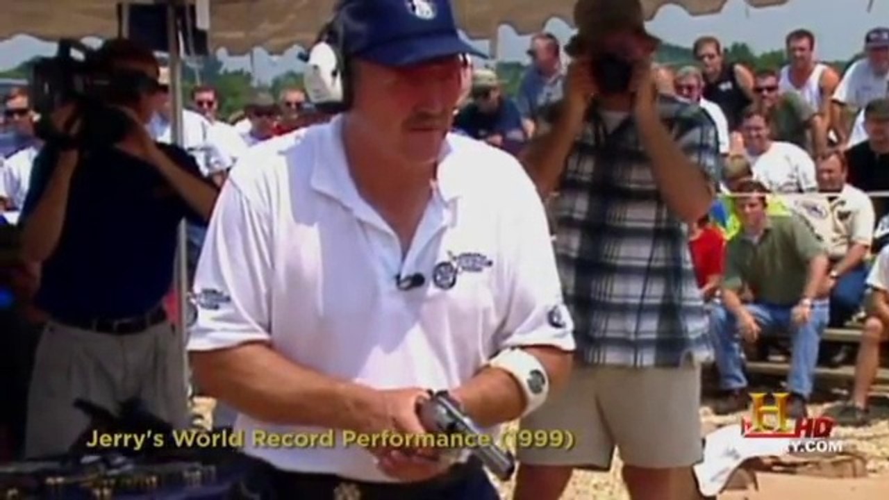 En 3 secondes il tire 12 coups dans une même cible et recharge son Revolver