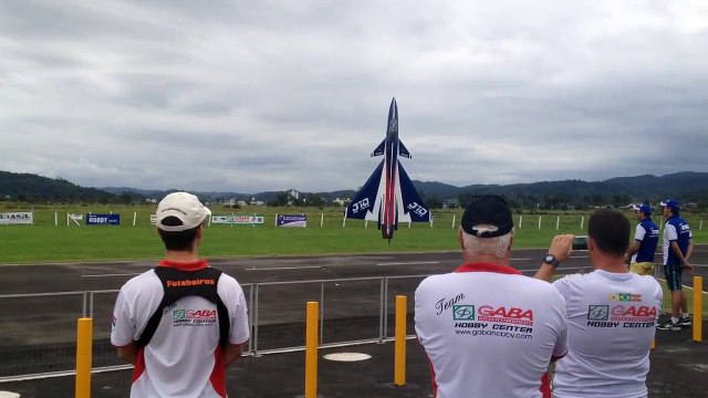 Ce Pilote d'avion télécommandé est vraiment doué ! Tricks de fou