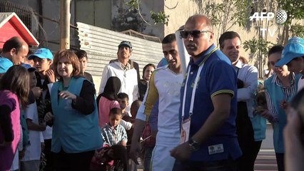 Athènes : un réfugié syrien porte la flamme olympique dans un camp