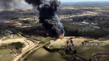 Incendie impressionnant d'un pont ferroviaire en bois au Canada