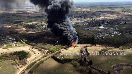 Incendie impressionnant d'un pont ferroviaire en bois au Canada