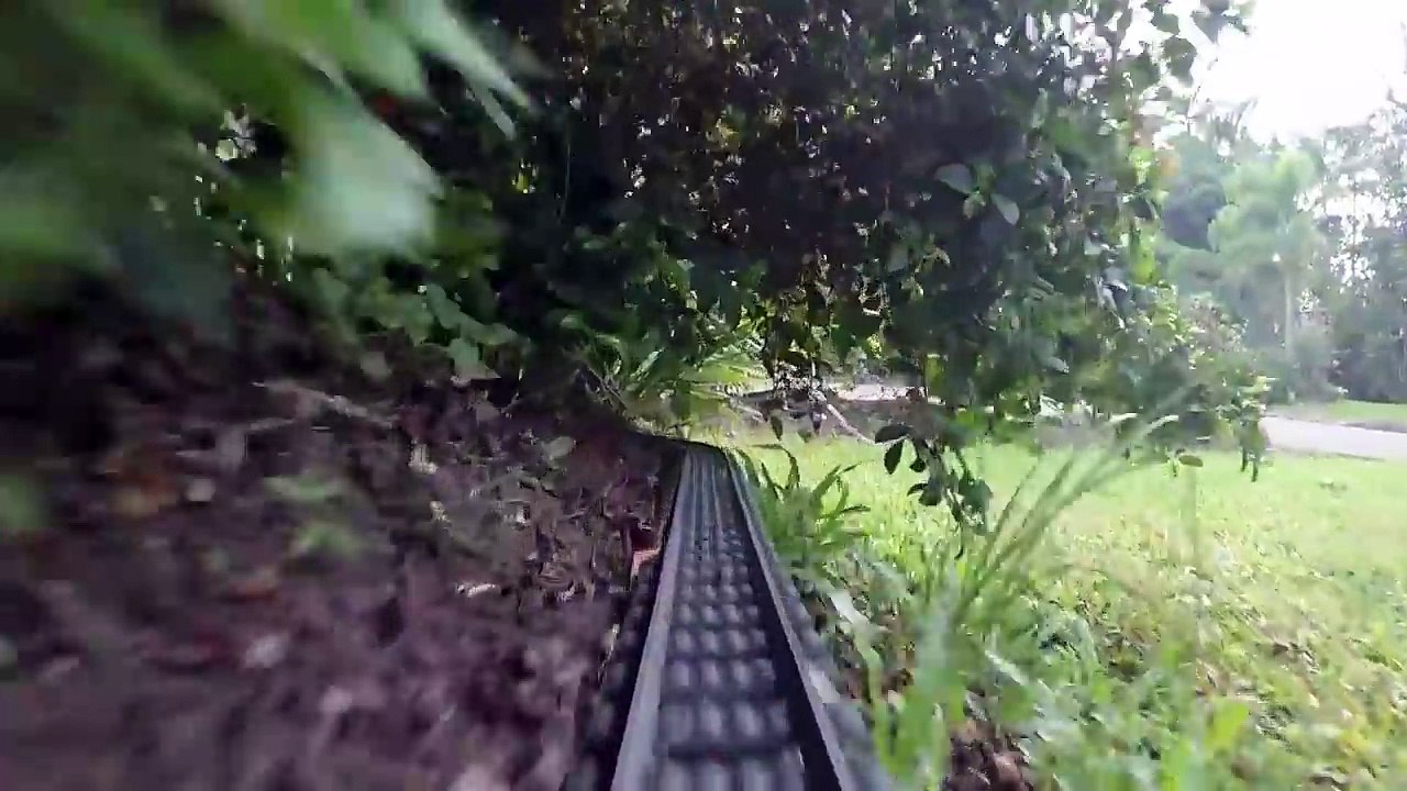 Ce train en LEGO traverse toute la maison et les étages !