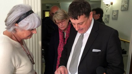 le bourgmestre ff paul-olivier Delànnois signifie l'ordre d'évacuation
