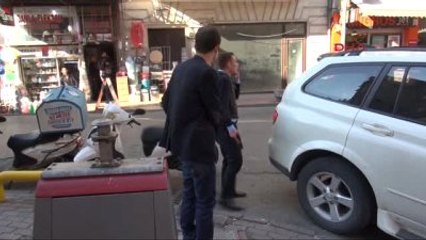 Çifte Silahlı Adam Çıktığı Balkondan Para Saçıyor